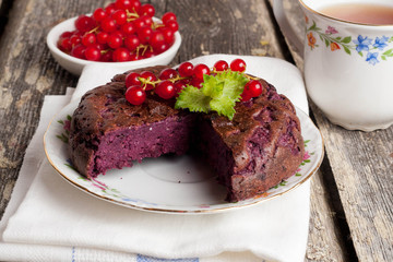 Honey cake filled with red currant.