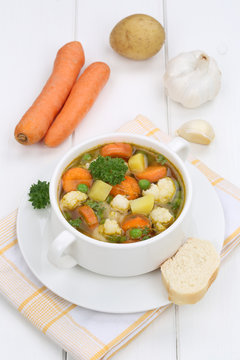 Gemüsesuppe Gemüse Suppe in Suppentasse mit Baguette