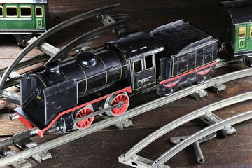 alte Modelleisenbahn der Spur 0 mit Uhrwerkantrieb