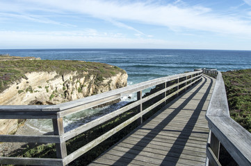 Obraz premium Paseo de madera por la playa de las catedrales de Ribadel