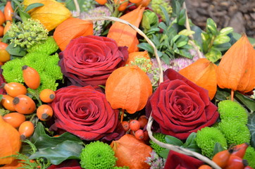 Herbstliche Blütendekoration