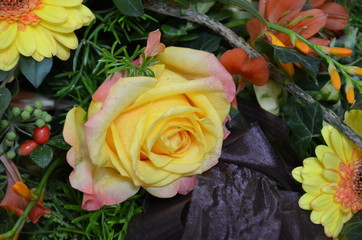 Blumen der Trauer mit  Rose - gelb