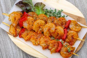 Fototapeta premium Raw prawn skewer