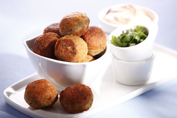 round meatballs with garlic yogurt sauce 