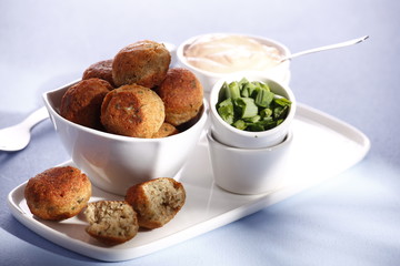round meatballs with garlic yogurt sauce 