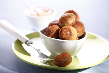 round meatballs with garlic yogurt sauce 