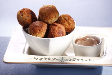 round meatballs with garlic yogurt sauce 