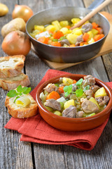 Irish Stew mit Lammfleisch, Kartoffeln und weiterem Gemüse in der Keramikschale serviert