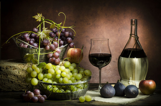 still life con fiasco di vino e frutta