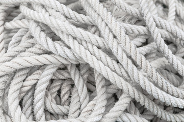 Langes ungeordnetes Seil, Symbol für Herausforderung, Geduldsprobe, Lösungssuche,...