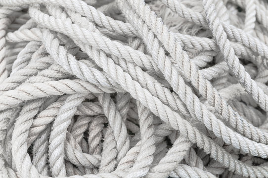 Langes ungeordnetes Seil, Symbol f&uuml;r Herausforderung, Geduldsprobe, L&ouml;sungssuche, Aufgabenstellung, Wirrwarr