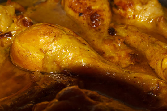 Muslos de pollo en salsa amarilla. Muslos de pollo en salsa rubia. Muslos de pollo en la sart&eacute;n.