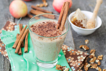 Smoothies "apple pie" with nuts and cinnamon.