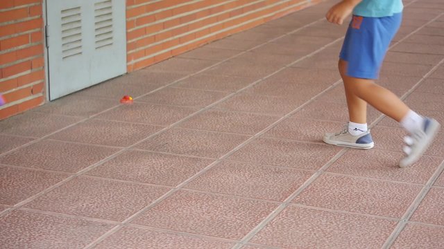 ni&ntilde;os jugando con drone