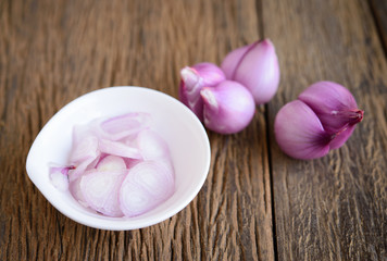 Fototapeta na wymiar red onions