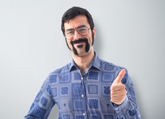 Naklejka premium Vintage young man with thumb up