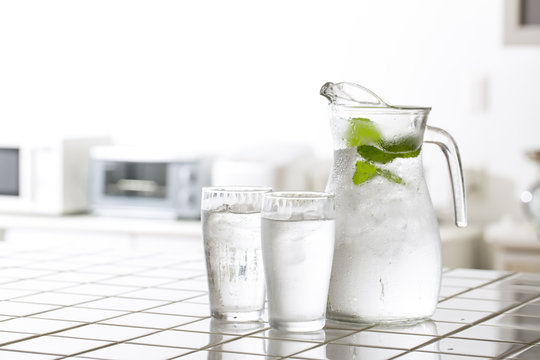 水
