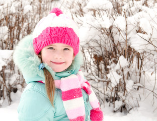 Fototapeta na wymiar Portrait of smiling little girl in winter day
