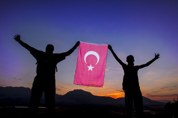 türk bayrağı ile zafer sevinci
