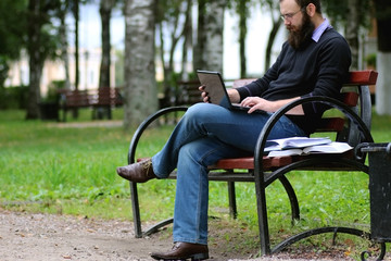 Obraz premium man reading books in the park