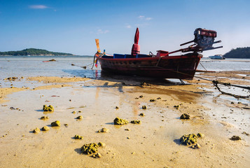 Naklejka premium Boat on the beach with blue sky background, Treval of thailand