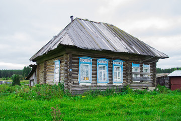 Fototapeta na wymiar Деревянный домик в деревне