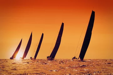 Papier Peint photo Lavable Naviguer yachts à voile au coucher du soleil sur la mer