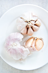 Obraz na płótnie Canvas Garlic on white plate