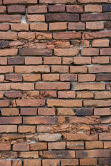 Ziegelmauer einer alten Scheune