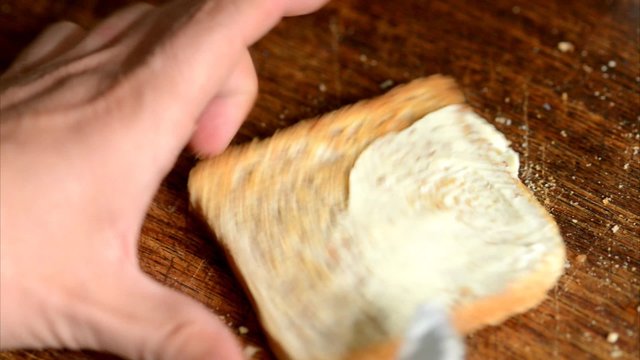 Butter auf den Toast