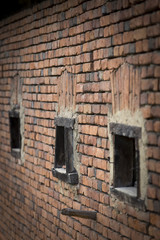 Ziegelmauer einer alten Scheune