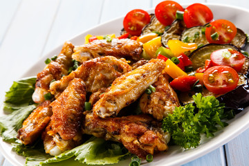 Grilled chicken wings and vegetables 
