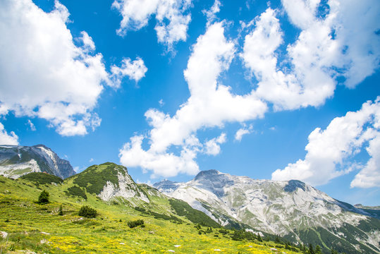 Ringelspitzh&uuml;tte mit Bergpanorama