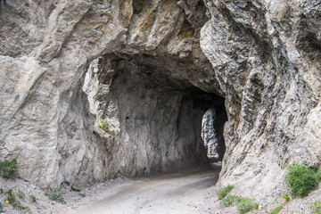 Fototapeta premium Felsiger Tunnel beim Kunkelspass