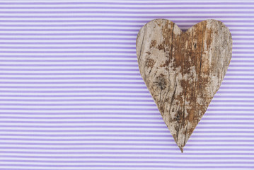 Holz Herz auf Streifen Muster Violett-Weiß
