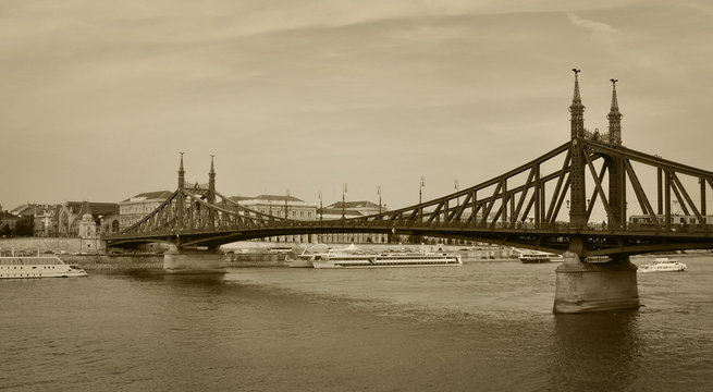 Fototapeta View of Liberty bridge over the Danube river, Budapest