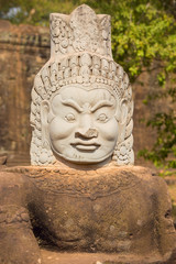 Obraz premium Statue of ancient khmer warrior head at Angkor Wat