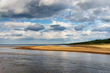 Obraz premium The horizon line on the beach of the Baltic Sea