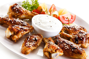 Grilled chicken wings and vegetables 