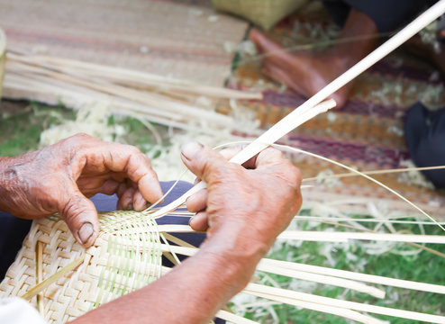  People are demonstrating weaving baskets made from bamboo