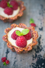 Mini tartelettes aux framboises, raw food.