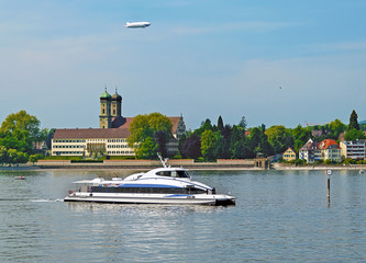 Katamaranfähre und Luftschiff am Bodensee © leopold