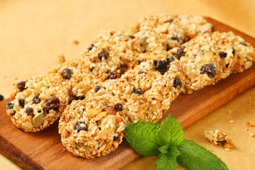 Sesame raisin cookies