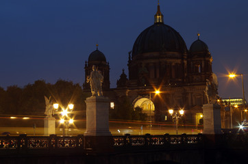 Fototapeta na wymiar berliner dom bei nacht