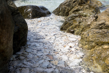 Acqua trasparente del mare tra le rocce