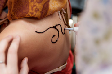 figure mehendi on the shoulder