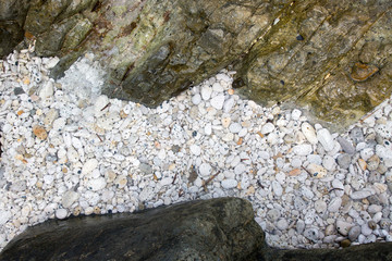 Ciottoli, rocce e acqua di mare visti dall'alto