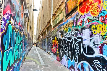 Foto op Plexiglas Zicht op kleurrijke graffitikunstwerken op Hosier Lane in Melbourne © Javen