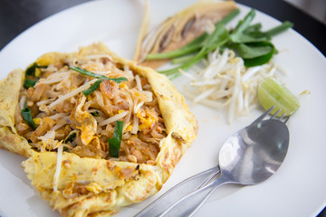 Shrimps Pad Thai (Thailand's national dishes)