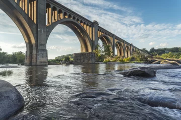 Foto op Plexiglas Deze betonnen boogspoorbrug over de James River werd in 1919 gebouwd door de Atlantic Coast Line, Fredericksburg and Potomac Railroad om het vrachtvervoer rond Richmond, VA te routeren. © Xavier Ascanio